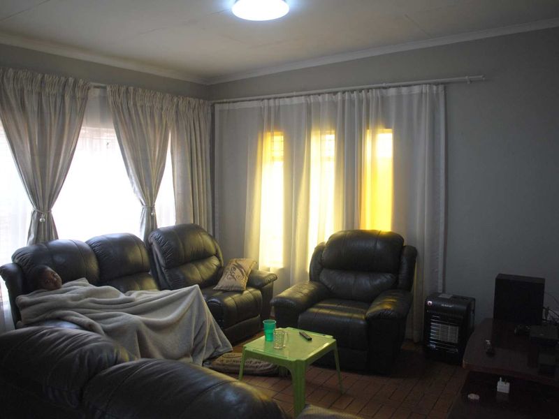 Feast your eyes on this charming facebrick property — a place you’ll be proud to call home. - Photo 4