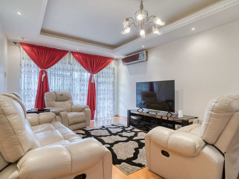 NO STAIRS!! Spacious 3 bedroom 2 bathroom Simplex in sought after Sunningale - Photo 5