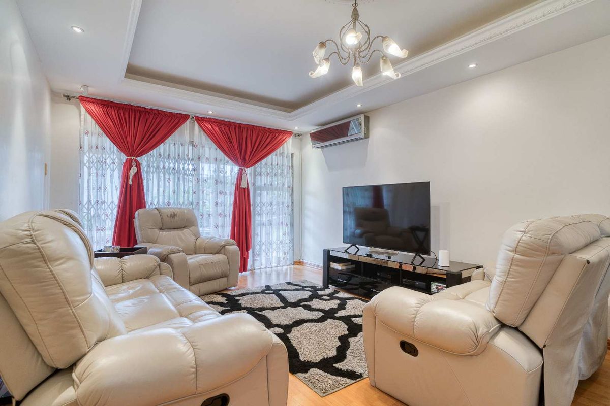 NO STAIRS!! Spacious 3 bedroom 2 bathroom Simplex in sought after Sunningale - Photo 5