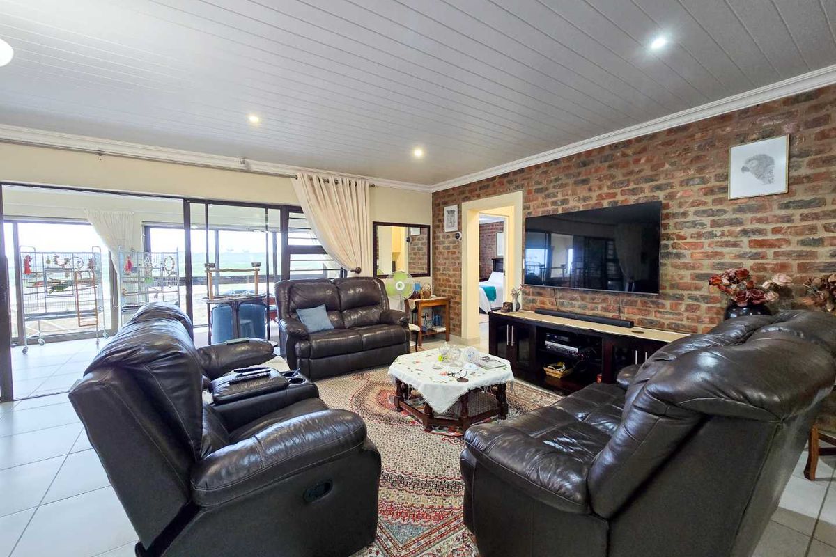 Neat family home for sale in Stilbaai-Wes. - Photo 3