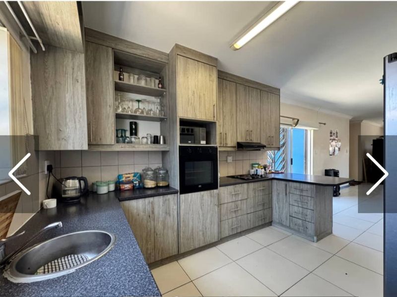 Comfortable Spacious Home - Photo 2