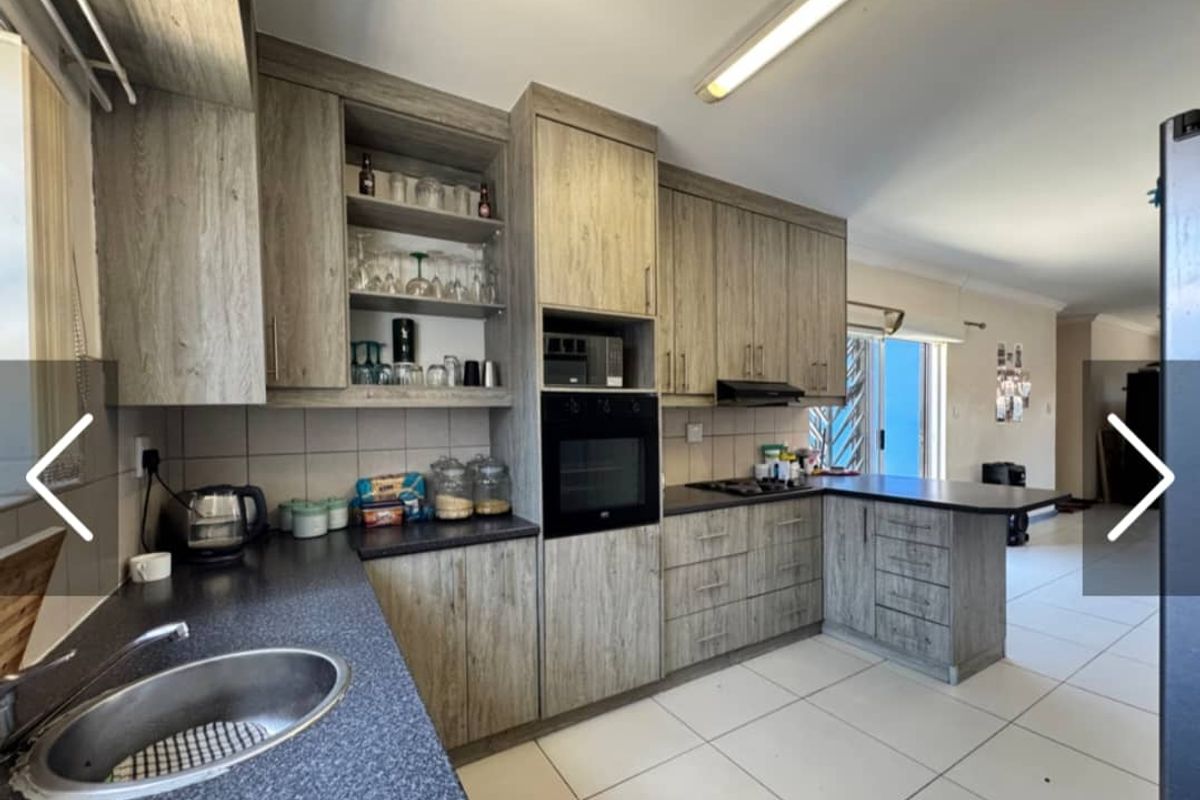 Comfortable Spacious Home - Photo 2