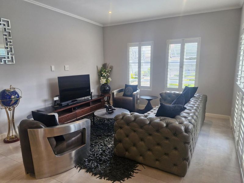 Sleek and modern 2 bedroom apartment in secure quiet complex - Photo 3