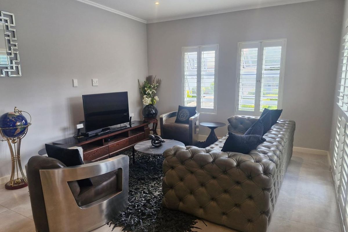 Sleek and modern 2 bedroom apartment in secure quiet complex - Photo 3