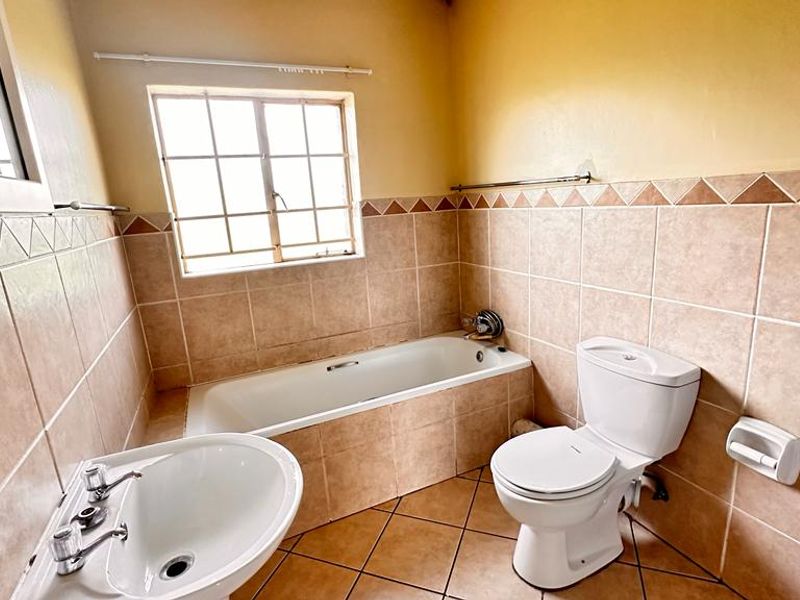 Charming 2-Bedroom Apartment - Photo 10