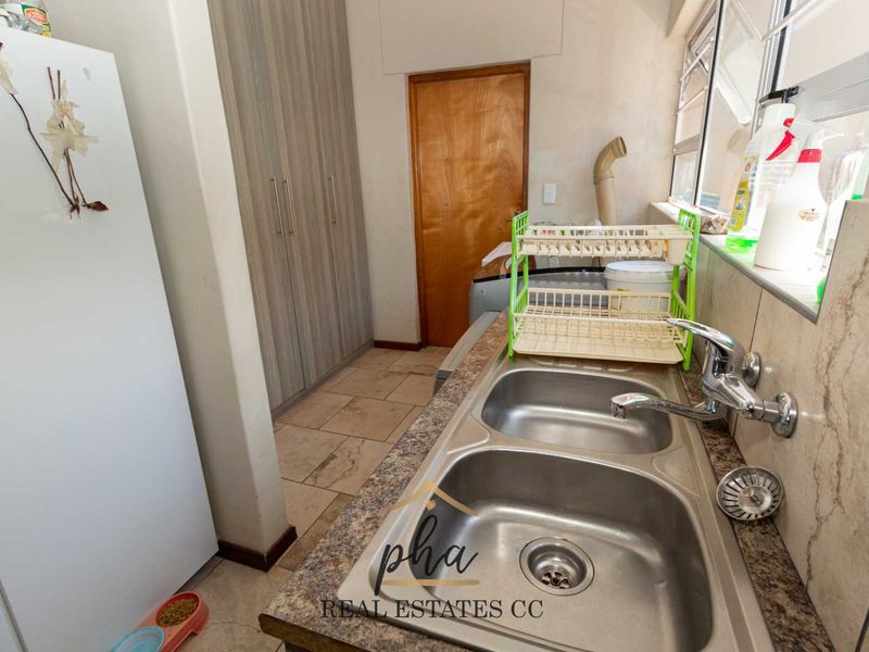 4 Bedroom House For Sale in Henties Bay, Extension 10 - Photo 5