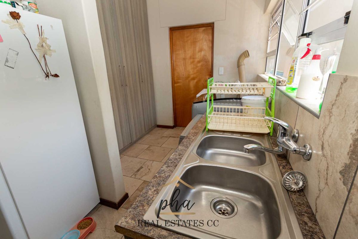 4 Bedroom House For Sale in Henties Bay, Extension 10 - Photo 5