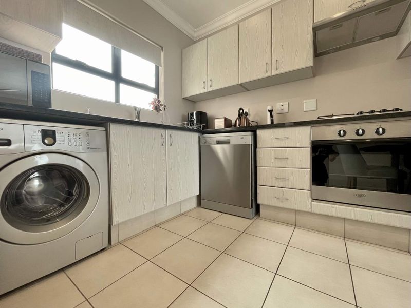 2 Bedroom Penthouse with Ocean views - Photo 3