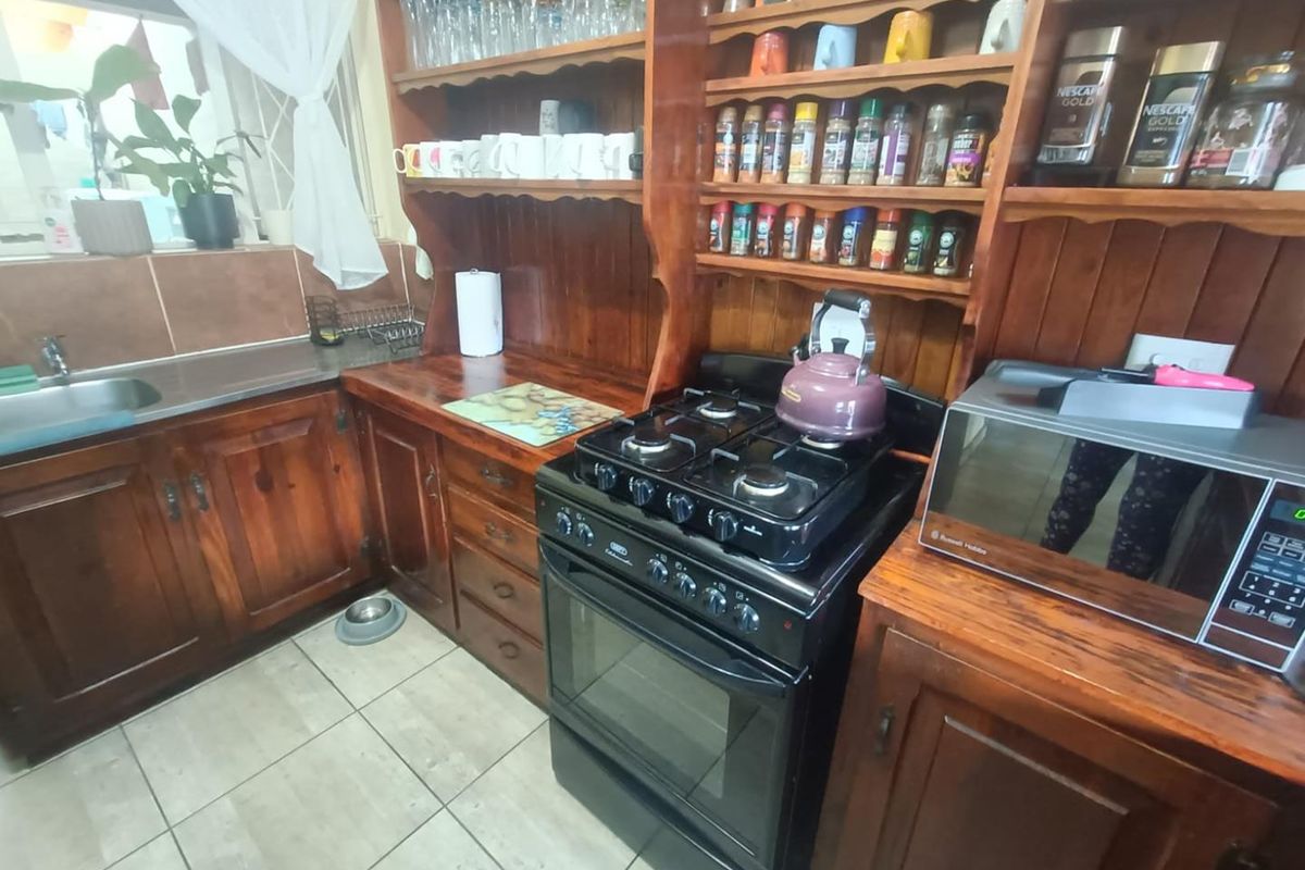 Lovely Unit for Sale in Hennopspark - Photo 5