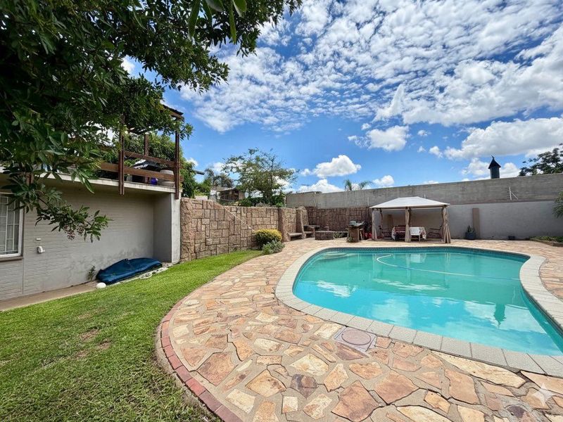 4 Bedroom House For Sale in Old Pionierspark - Photo 3