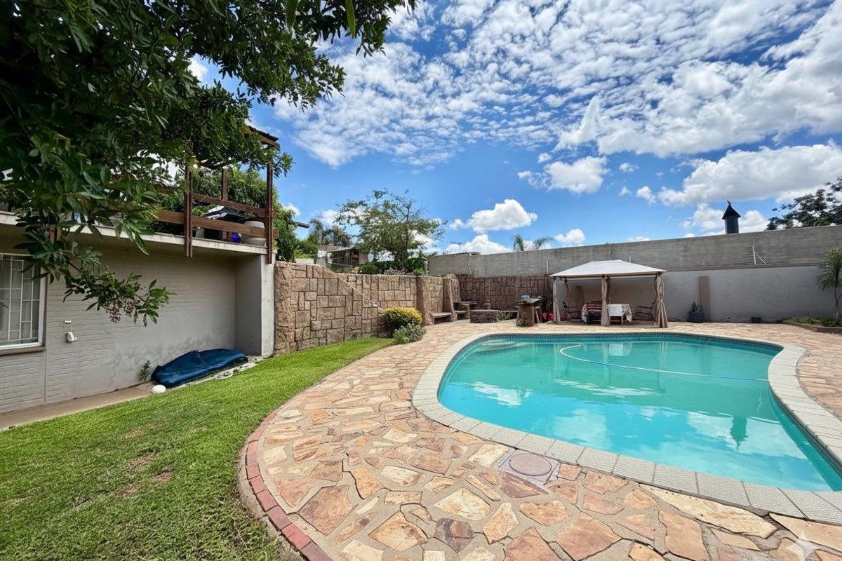 4 Bedroom House For Sale in Old Pionierspark - Photo 3