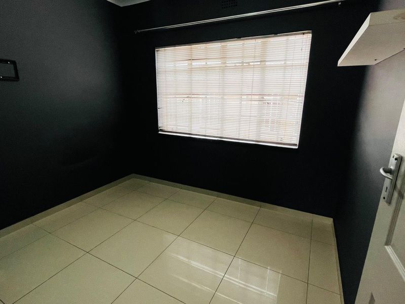 Peaceful 2 bedroom home - Photo 9