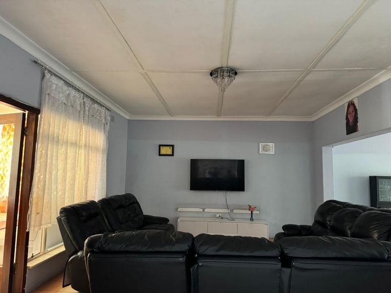 4 Bedrooms house for sale in Grootfontein, Situated in Town - Photo 3