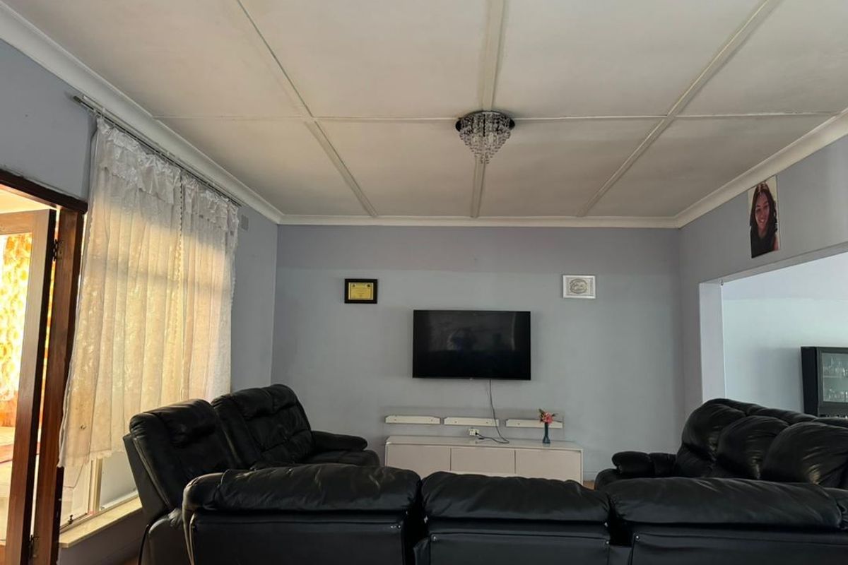 4 Bedrooms house for sale in Grootfontein, Situated in Town - Photo 3