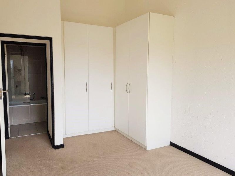 Sunny Double-Volume Apartment in a Prestigious Golf Estate - Photo 9