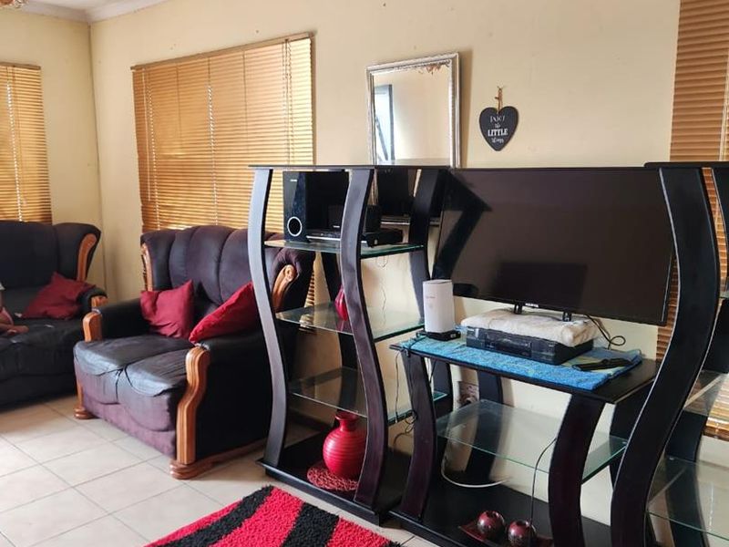 Charming Three-Bedroom House for Sale in Ilitha Park, Khayelitsha - Photo 10