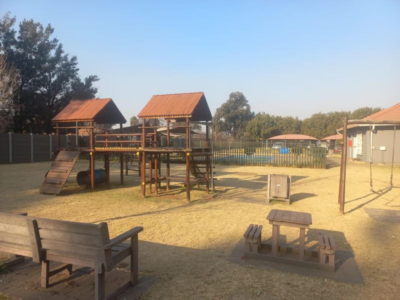 1 bedroom unit on first floor with great size balcony & play park, communal pool + 24 hour security - Photo 9