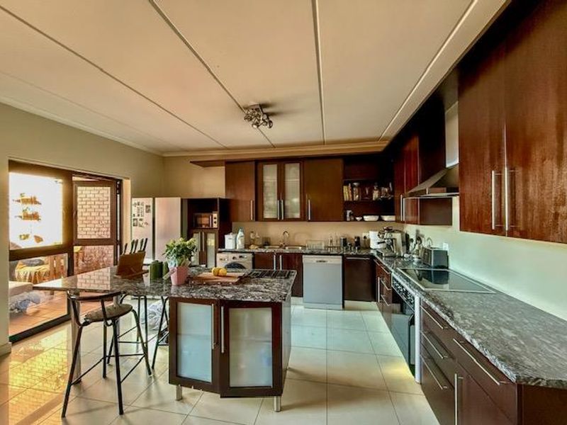 Discover Urban Elegance: New York-Style Loft Apartment in Atholl - Photo 8