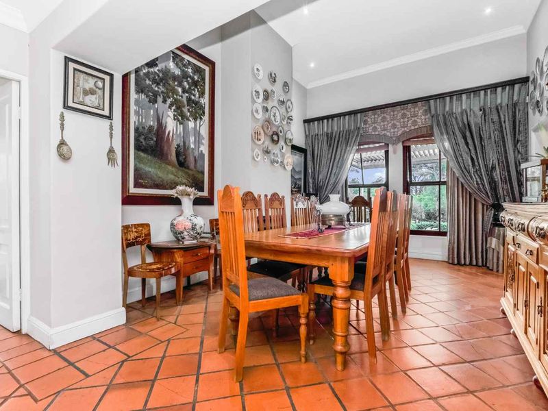 GORGEOUS FAMILY HOME, TUCKED AWAY IN BEAULIEU COUNTRY ESTATE AMONGST LEAFY SERENITY - OFFERING EQUESTRIAN FACILITIES AND A COTTAGE - Photo 7