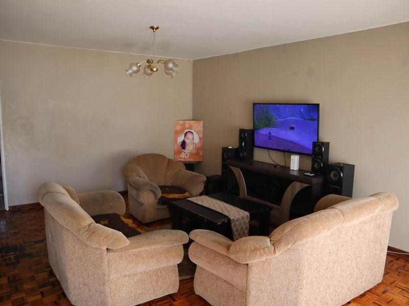 Attention Investors-Stadium View 100m2 flat available in Sydenham Smart Street - Photo 5
