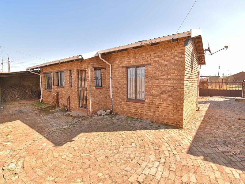 Low Maintenance Facebrick Home - Photo 3