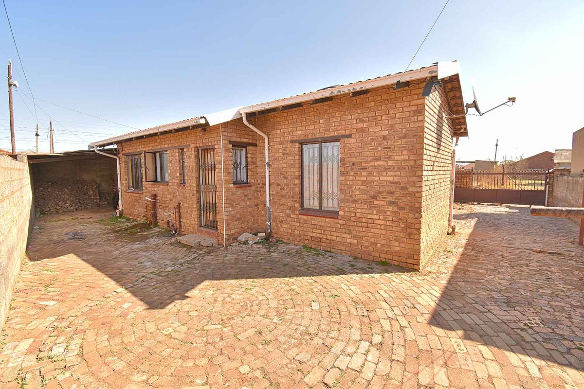 Low Maintenance Facebrick Home - Photo 3