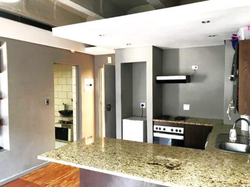 Bachelor apartment in Braamfontein, Johannesburg. - Photo 5