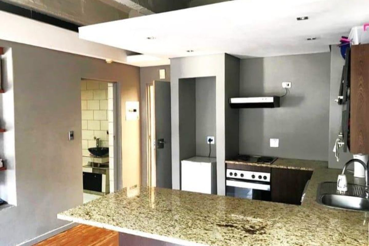 Bachelor apartment in Braamfontein, Johannesburg. - Photo 5