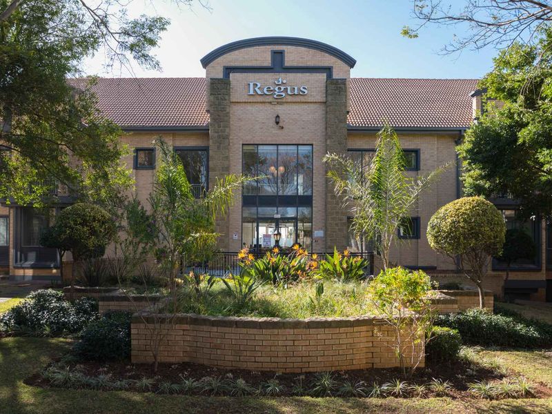 Serviced office space for 10 persons in Regus Bryanston Wedgefield - Photo 2