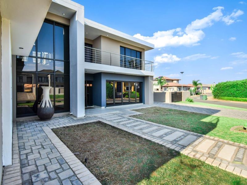 Modern Family Home in Savannah Country Estate - Photo 3