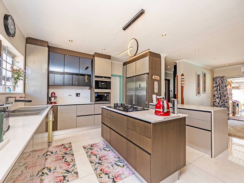 Stylish Family Living in the Heart of Panorama - Photo 3