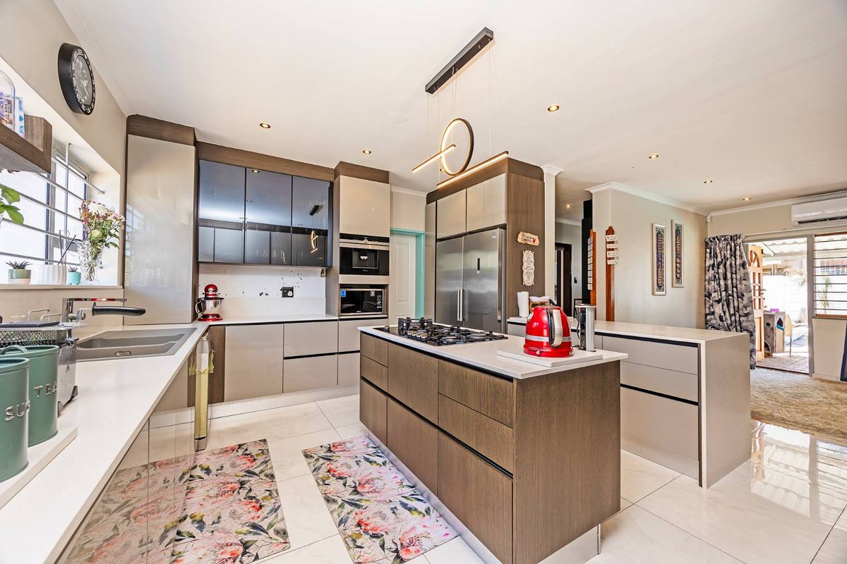 Stylish Family Living in the Heart of Panorama - Photo 3