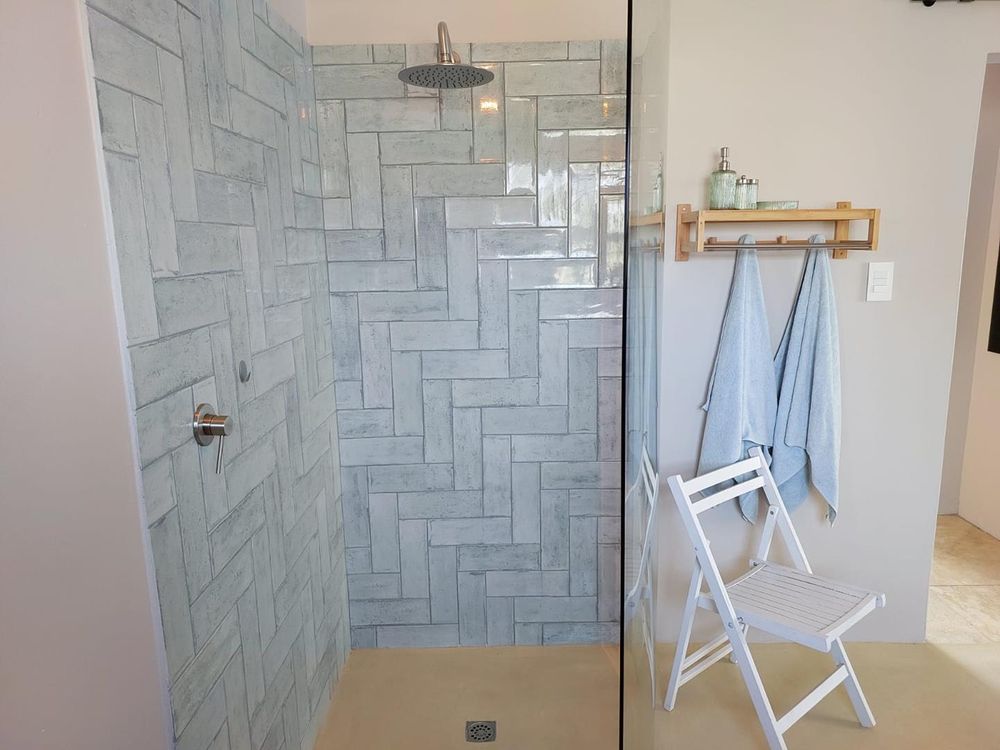 Second bedroom en suite bathroom