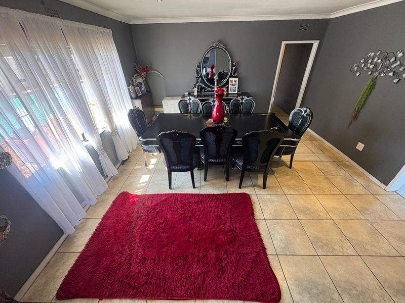 Stunning suburban home with 2 flatlets - Photo 9