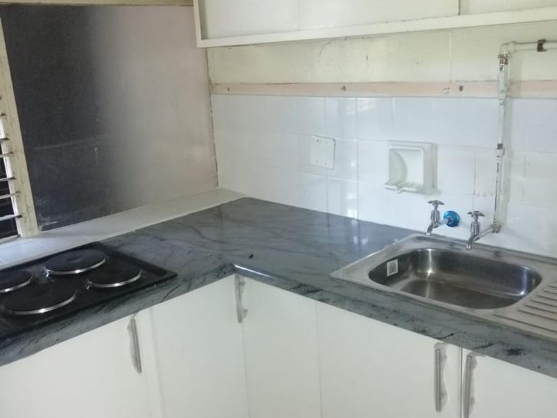 **Spacious Room Available for Rent in Prime Location** - Photo 5