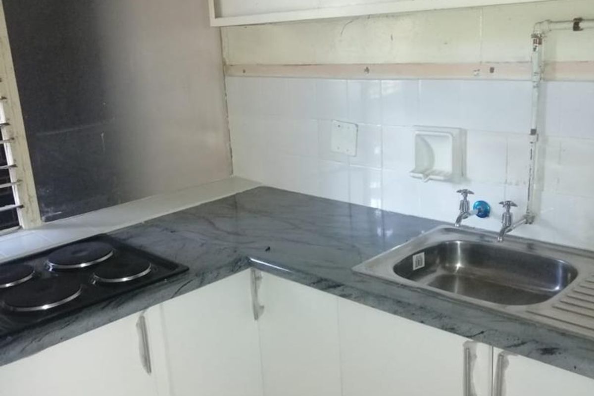 **Spacious Room Available for Rent in Prime Location** - Photo 5