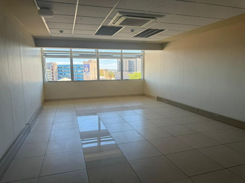 MODERN OFFICES TO LET - SHARED BUILDING - Photo 2