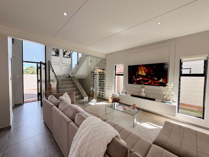 Elegant Double-Storey Living in the Heart of Sought-After Carlswald - Photo 6