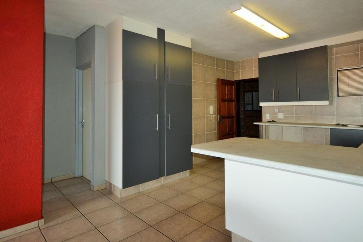 Bright open-plan living with sleek finishes in Alberton North - Photo 3