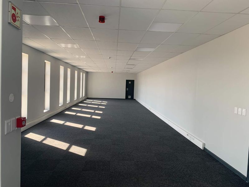 Modern Industrial Complex: Secure, Spacious, and Well-Equipped - Photo 2