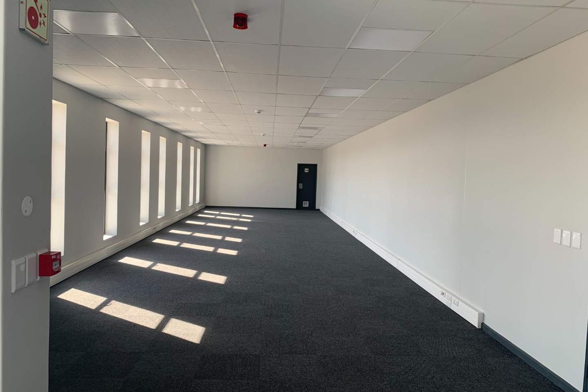 Modern Industrial Complex: Secure, Spacious, and Well-Equipped - Photo 2