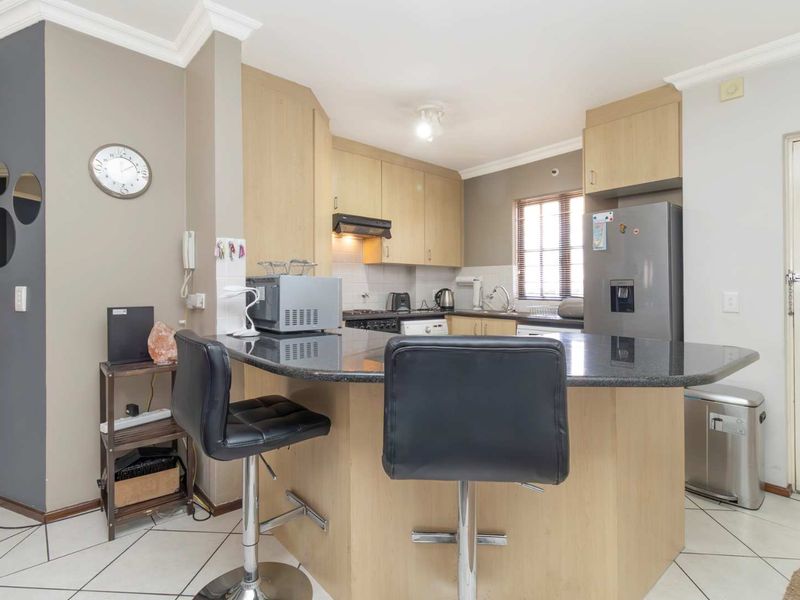 Executive upstairs Apartment - Photo 2