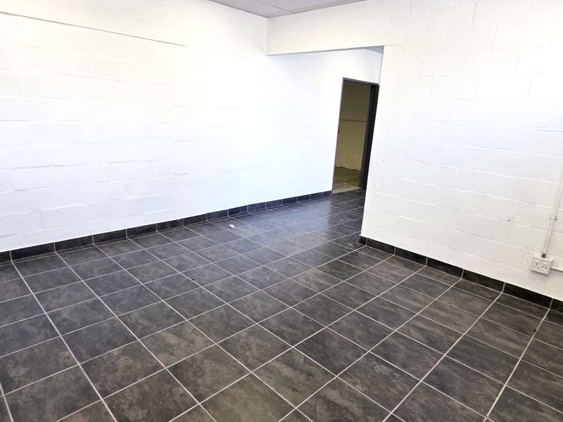 Spacious Warehouse in Retreat - Photo 7