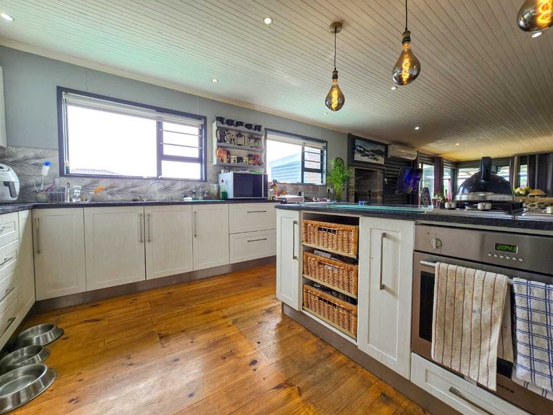 Family home with river view for sale in Stilbaai-Wes. - Photo 10