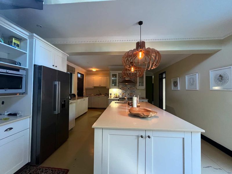 Stunning 5-Bedroom Family Home to Rent with Coastal Views - Photo 9