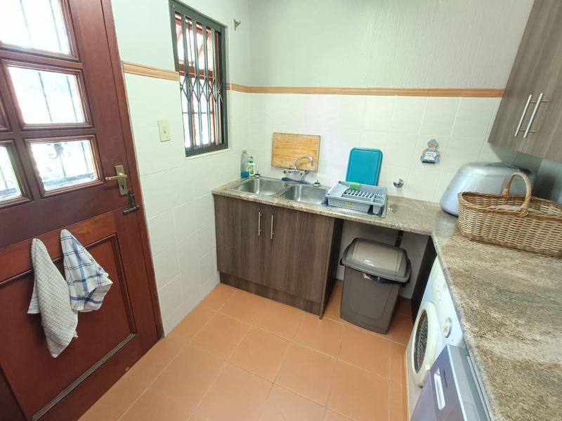 Spacious Family Living with an Attached Flatlet in Desirable Clubview! - Photo 9