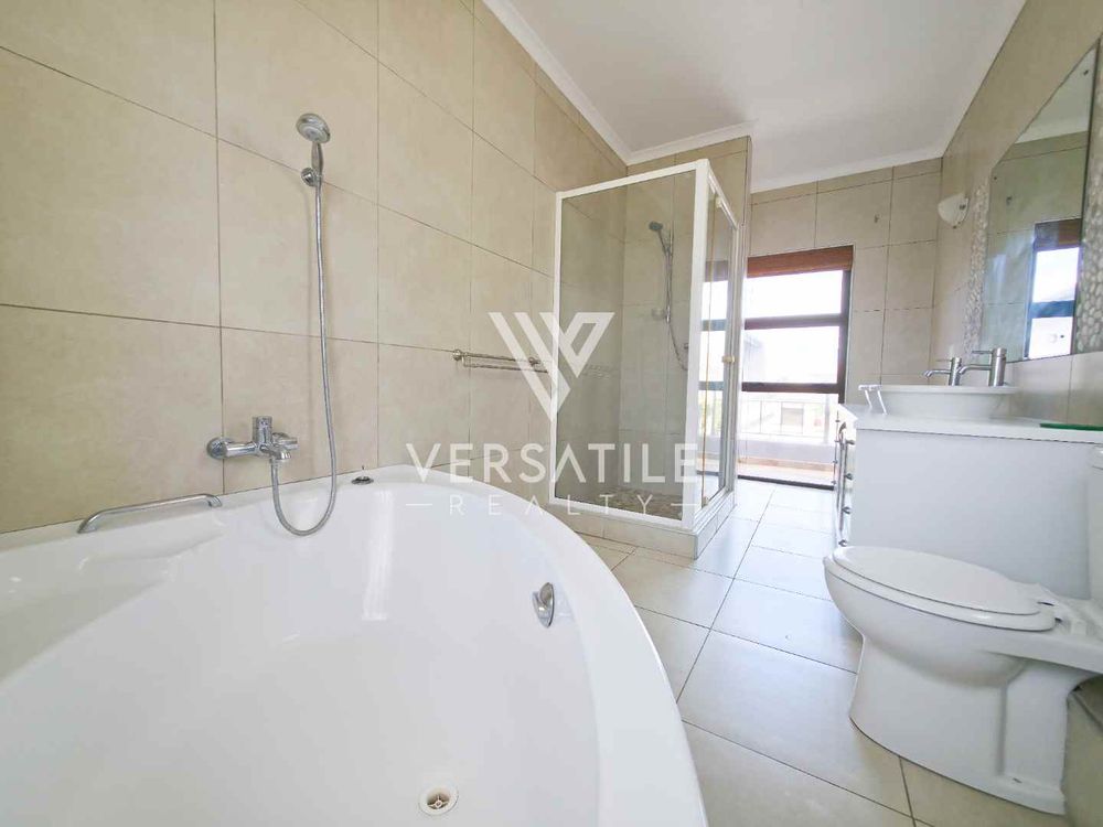 Ensuite Bathroom to Master Bedroom 27