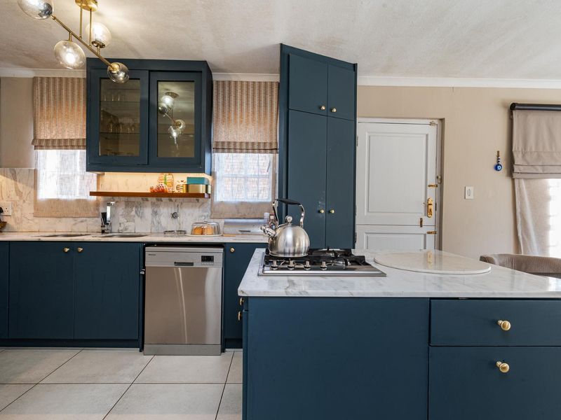 CHARMING TOWNHOUSE WITH BEAUTIFUL MODERN KITCHEN IN SOUGHT-AFTER THE LINKS, GILLITTS! JUST OFF THE M13! - Photo 8