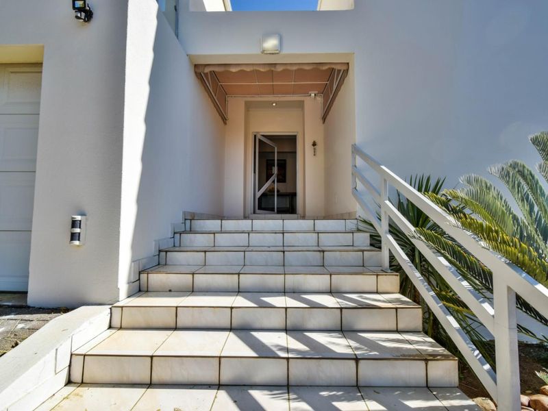 Charming 3-Bedroom Home in Prestigious Waterkloof Ridge - Photo 2