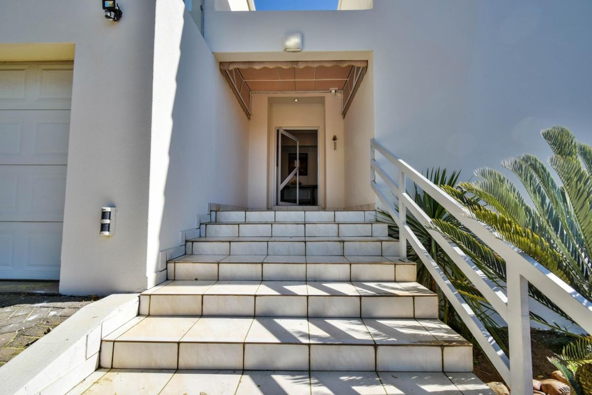 Charming 3-Bedroom Home in Prestigious Waterkloof Ridge - Photo 2